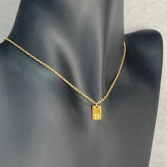 Initial Letter V Tag Necklace - Picture 4 of 7